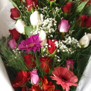 Ramo con 18 Rosas, lilium y Gerberas