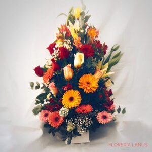 Base de cerámica armada con Rosas, Lilium y Gerberas